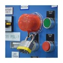 BRADY Блокиратор пусковой/аварийной кнопки средний (до 22 мм), красный, 50мм х 64мм х 9мм. (в комплекте три наклейки: прозрачная, желтая, красная)